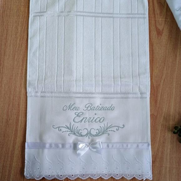 Kit Toalha de Batizado Bordada Personalizada e Vela Menino