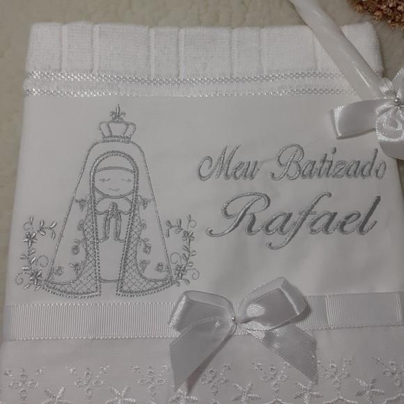 Toalha Batismo Bordada Nossa Senhora Aparecida e Vela