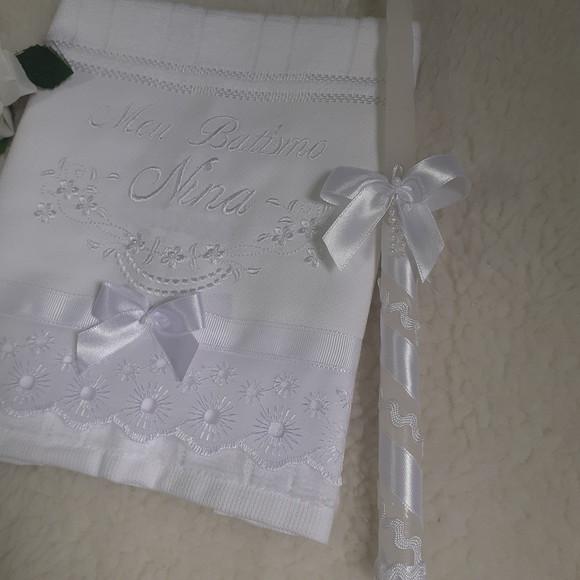 Toalha Batismo Bordado Branco Menina Nome e Vela Decorada