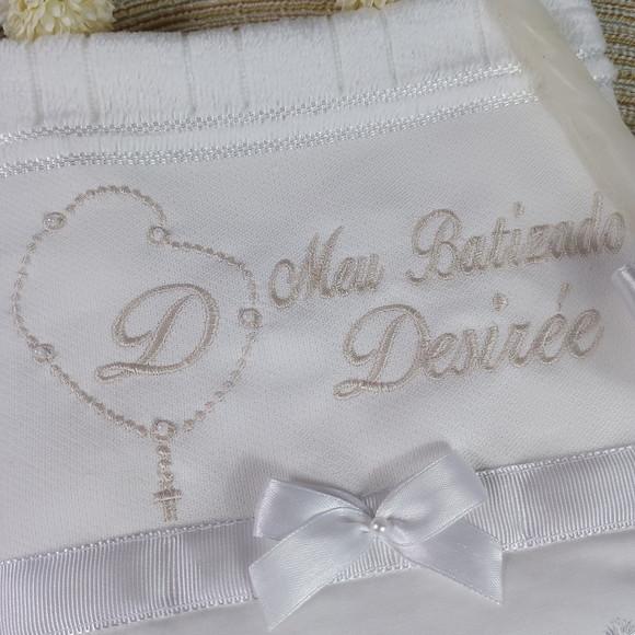 Toalha Batismo Bordada Terço Menina e Vela Decorada Presente