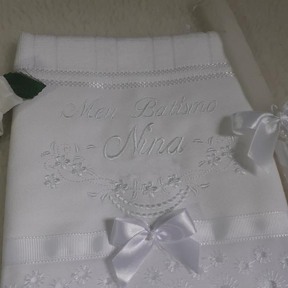 Toalha Batismo Bordado Branco Menina Nome e Vela Decorada
