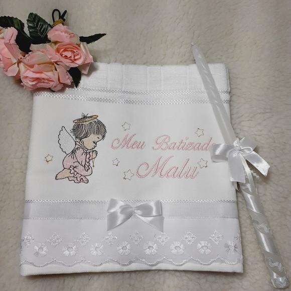 Toalha Batizado Bordada Anjinho Menina e Vela Decorada