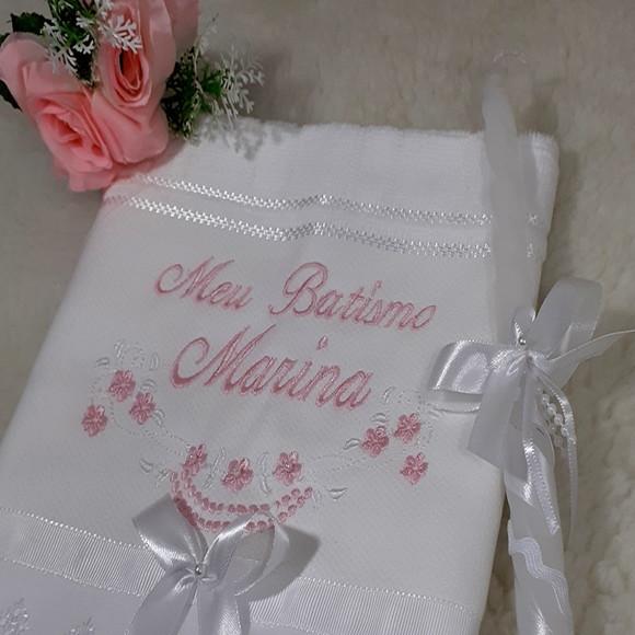 Toalha Batizado Bordado Branco e Rosa e Vela Decorada