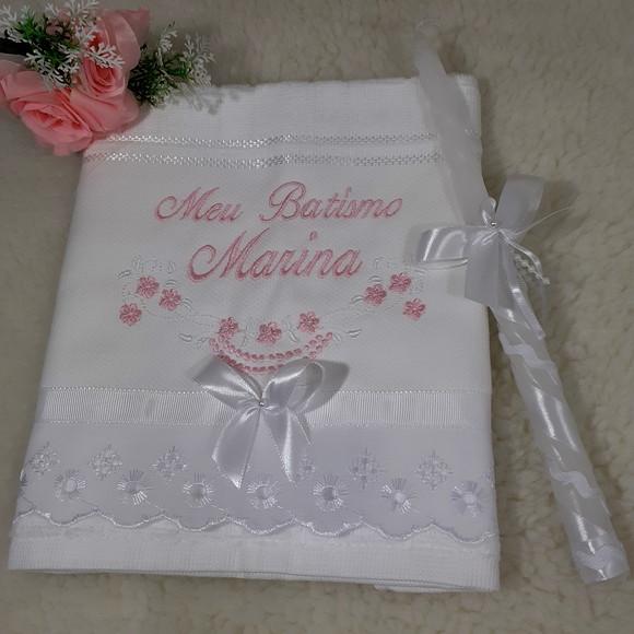 Toalha Batizado Bordado Branco e Rosa e Vela Decorada