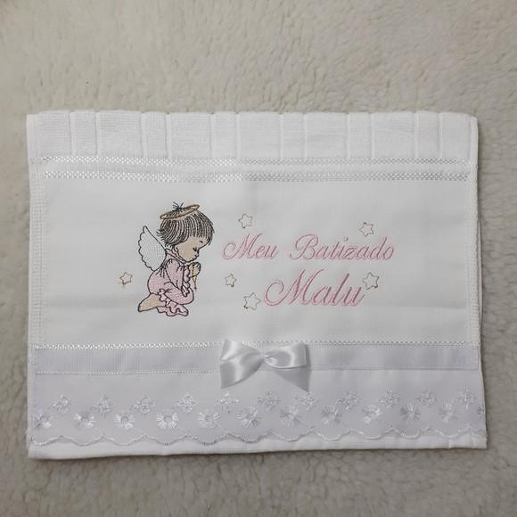 Toalha Batizado Bordada Anjinho Menina e Vela Decorada