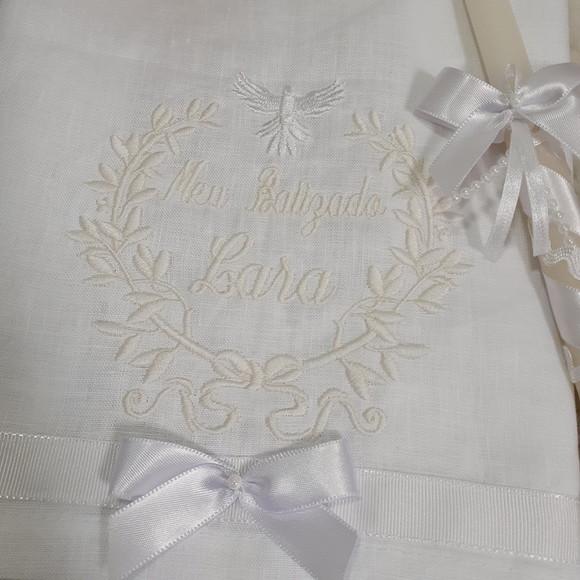 Toalha Batizado Bordada Cambraia de Linho e Vela Decorada