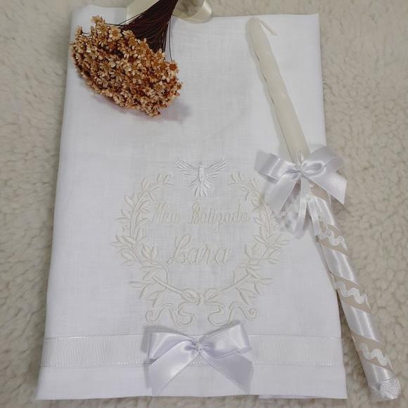Toalha Batizado Bordada Cambraia de Linho e Vela Decorada