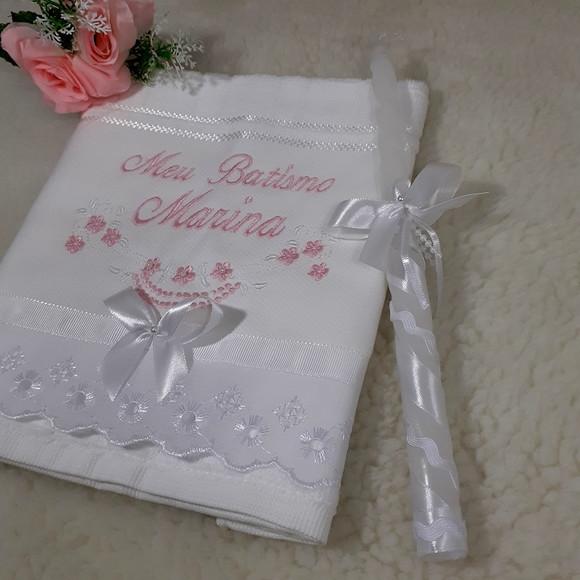 Toalha Batizado Bordado Branco e Rosa e Vela Decorada