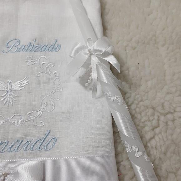 Toalha Batizado Cambraia Linho Personalizada e Vela Decorada