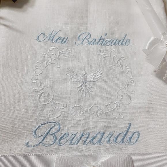 Toalha Batizado Cambraia Linho Personalizada e Vela Decorada