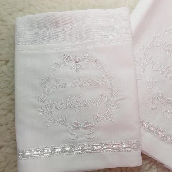 Toalha Batizado Cambraia Linho Vela e Fralda Bordado Branco