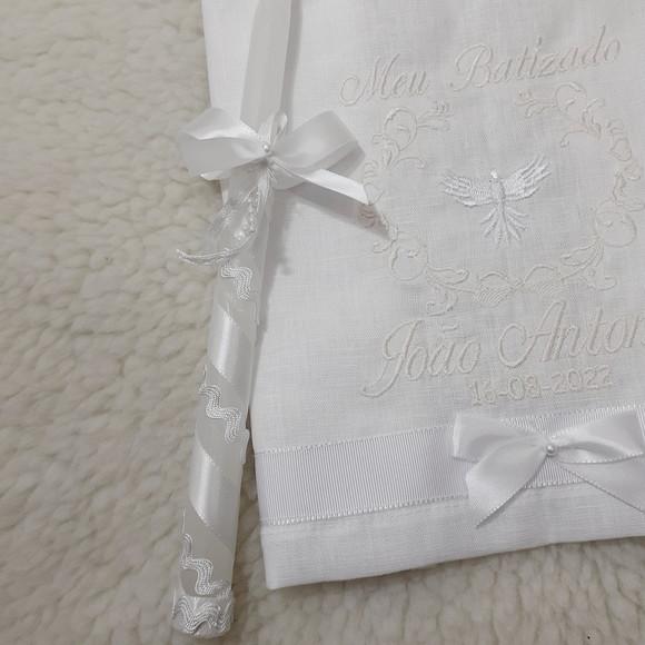Toalha Batizado de Linho Bordado Branco e Vela Decorada