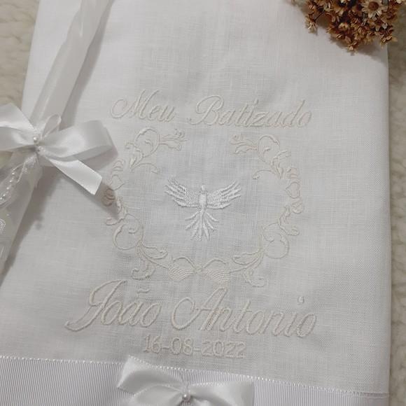 Toalha Batizado de Linho Bordado Branco e Vela Decorada