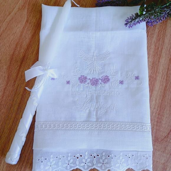Toalha Batizado Linho Bordada Flor Lilás e Vela Decorada