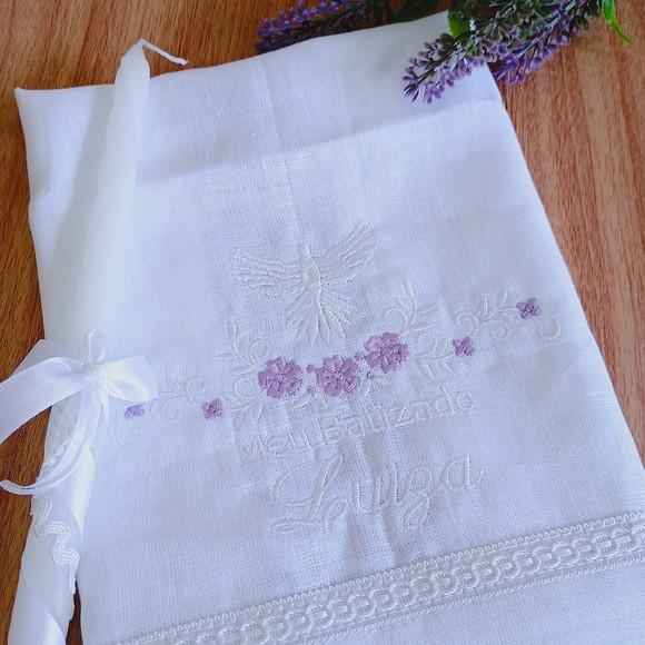 Toalha Batizado Linho Bordada Flor Lilás e Vela Decorada