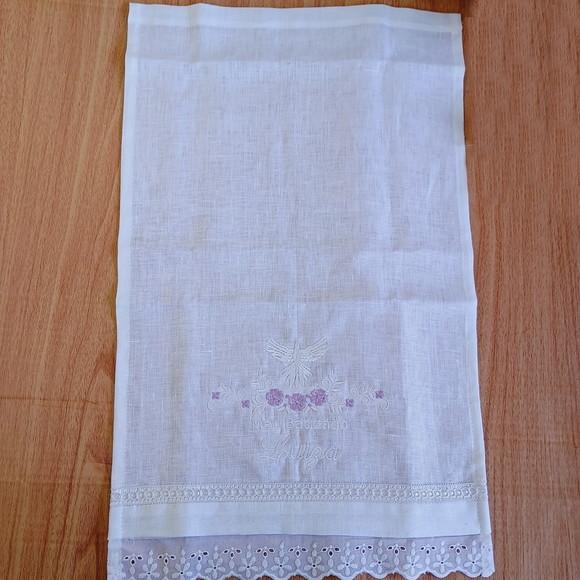 Toalha Batizado Linho Bordada Flor Lilás e Vela Decorada