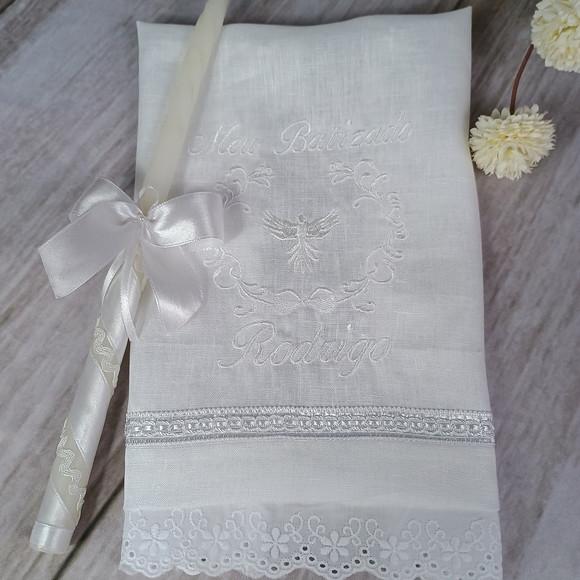 Toalha Batizado Linho Bordado Branco Personalizada e Vela