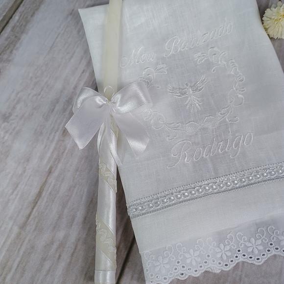 Toalha Batizado Linho Bordado Branco Personalizada e Vela