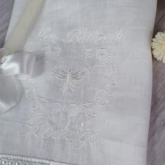 Toalha Batizado Linho Bordado Branco Personalizada e Vela