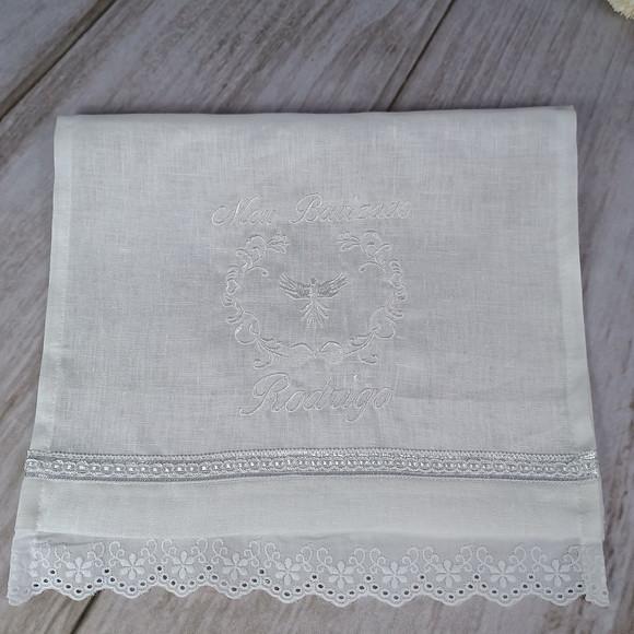 Toalha Batizado Linho Bordado Branco Personalizada e Vela