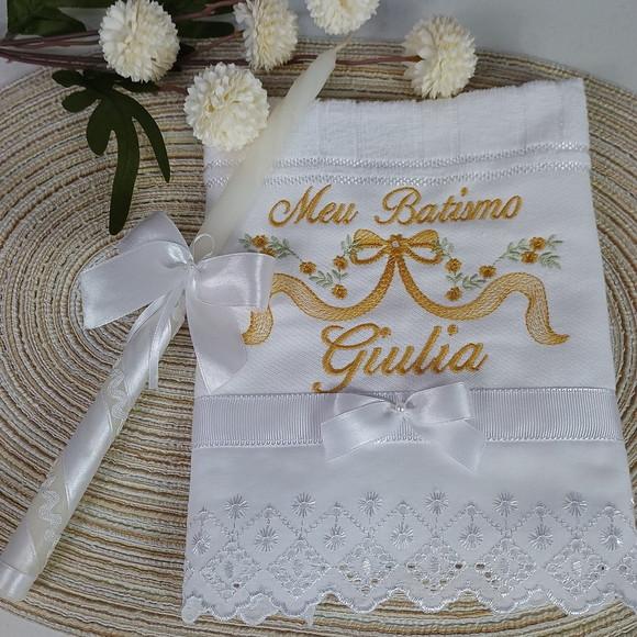 Toalha de Batismo Bordada Flores Dourada e Vela Decorada
