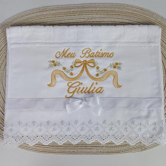 Toalha de Batismo Bordada Flores Dourada e Vela Decorada