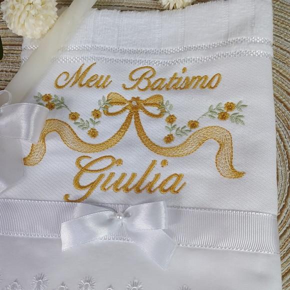Toalha de Batismo Bordada Flores Dourada e Vela Decorada