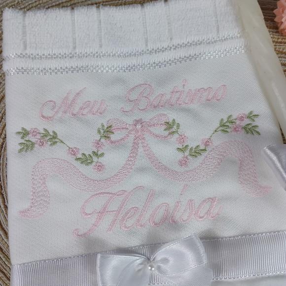 Toalha de Batismo Bordada Flores Rosa e Vela Decorada