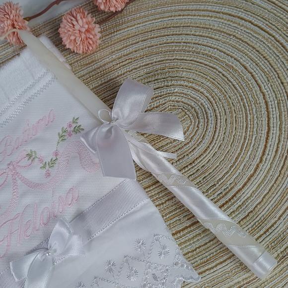 Toalha de Batismo Bordada Flores Rosa e Vela Decorada
