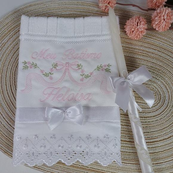 Toalha de Batismo Bordada Flores Rosa e Vela Decorada