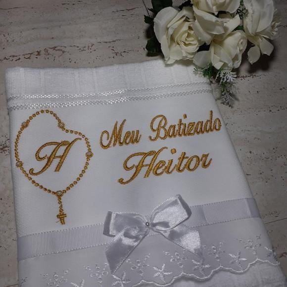 Toalha de Batismo Bordada Terço Menino em Dourado
