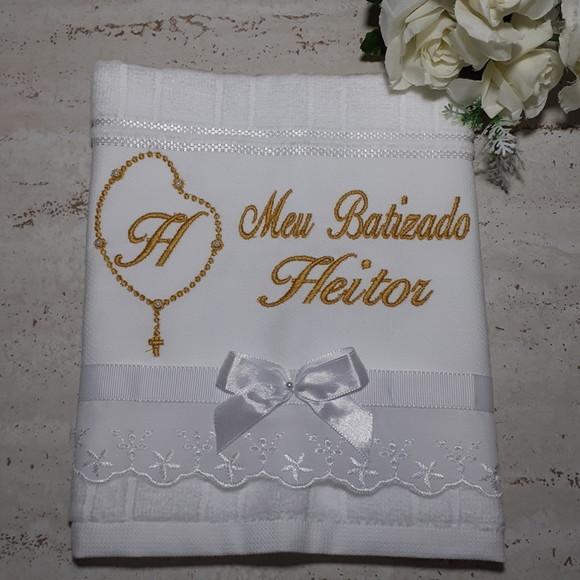 Toalha de Batismo Bordada Terço Menino em Dourado