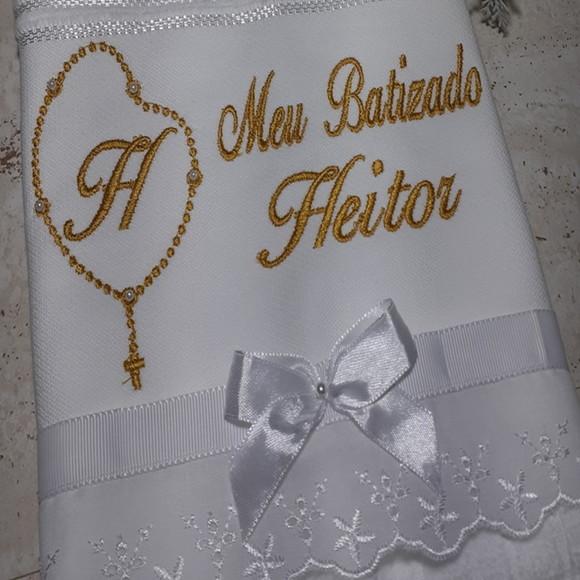 Toalha de Batismo Bordada Terço Menino em Dourado