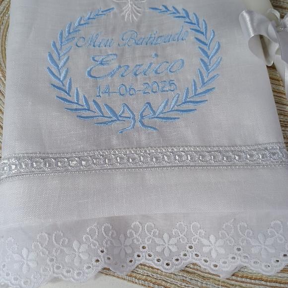 Toalha de Batismo de Linho Personalizada Bordado Azul e Vela