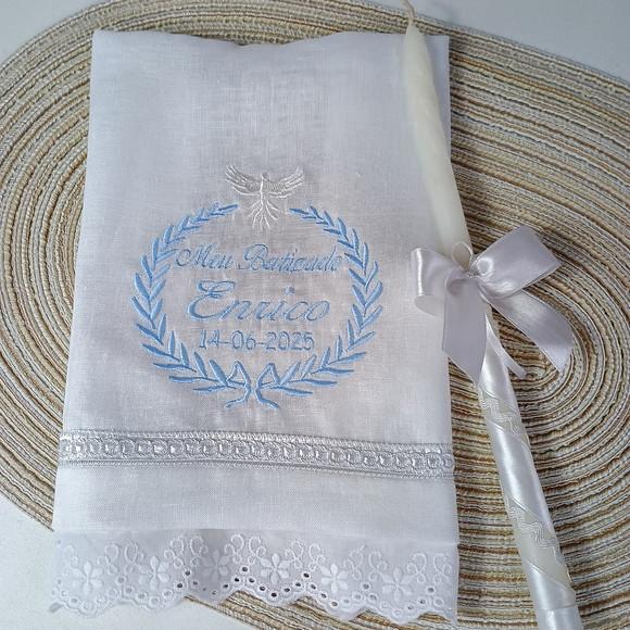 Toalha de Batismo de Linho Personalizada Bordado Azul e Vela