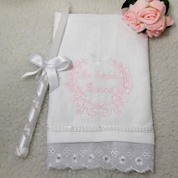 Toalha de Batismo Cambraia de Linho Rosa e Vela Decorada