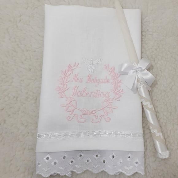 Toalha de Batismo Cambraia de Linho Rosa e Vela Decorada