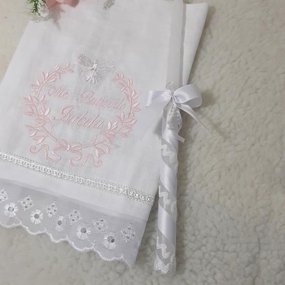 Toalha de Batismo Cambraia de Linho Rosa e Vela Decorada