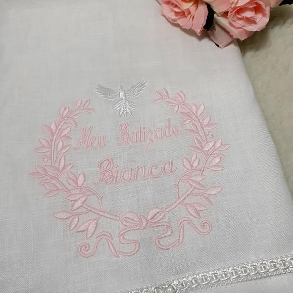 Toalha de Batismo Cambraia de Linho Rosa e Vela Decorada