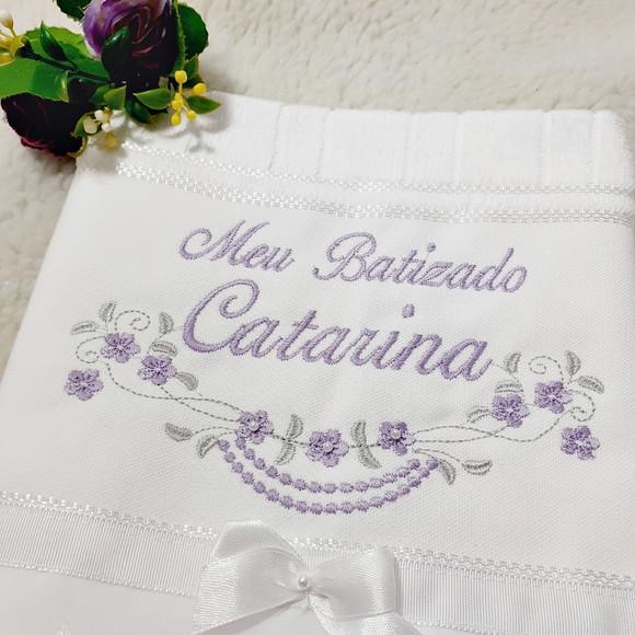 Toalha de Batizado Bordada Menina Flores Lilás