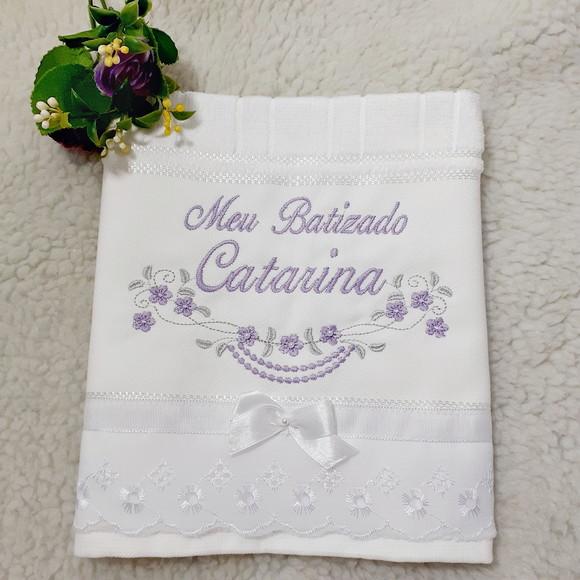 Toalha de Batizado Bordada Menina Flores Lilás