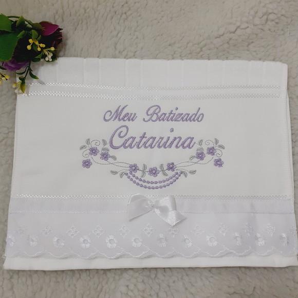 Toalha de Batizado Bordada Menina Flores Lilás