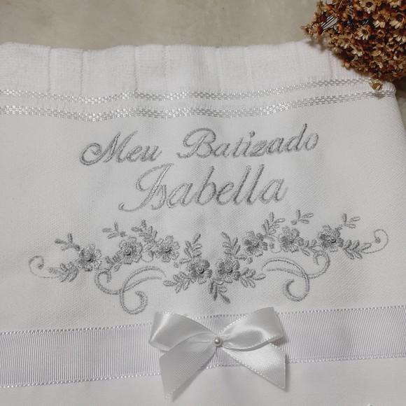 Toalha de Batizado Bordada Nome Flores Menina