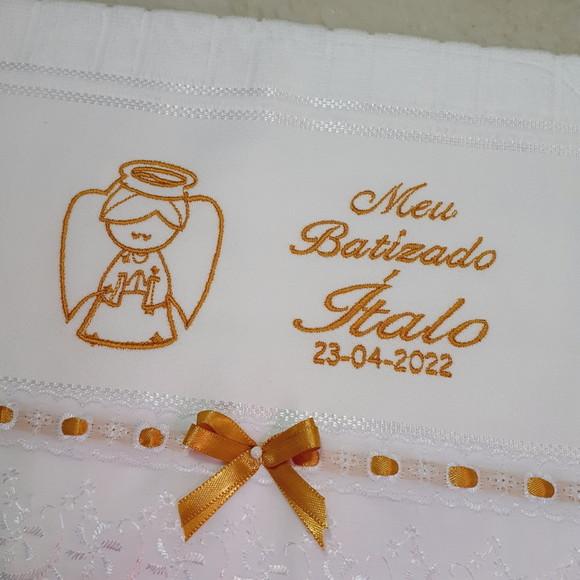 Toalha de Batizado Bordada para Menino Anjinho com Nome