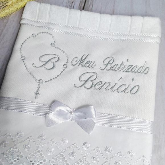 Toalha de Batizado Bordada Terço Nome Menino Cinza