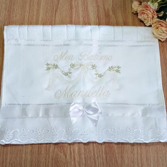 Toalha de Batizado Bordada Personalizada e Vela Decorada