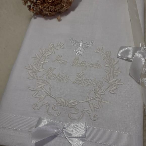Toalha de Batizado de Linho Personalizada e Vela Decorada