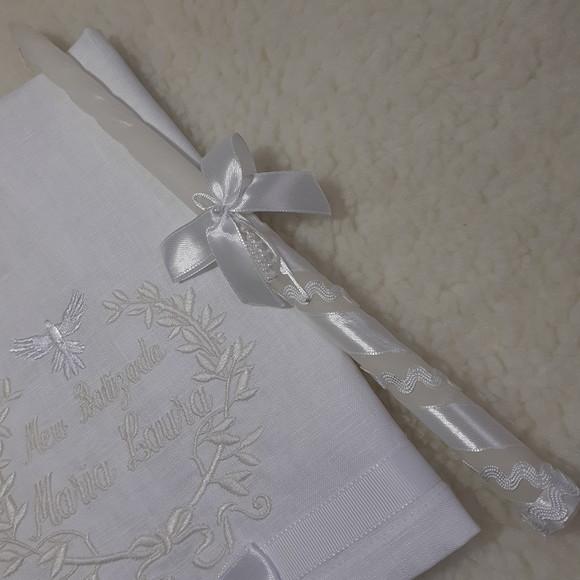 Toalha de Batizado de Linho Personalizada e Vela Decorada
