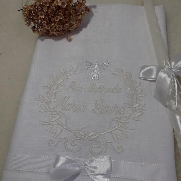 Toalha de Batizado de Linho Personalizada e Vela Decorada