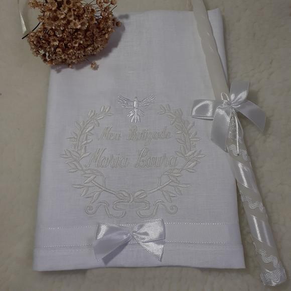 Toalha de Batizado de Linho Personalizada e Vela Decorada